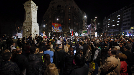 Serbia anti-government protesters surround state TV building