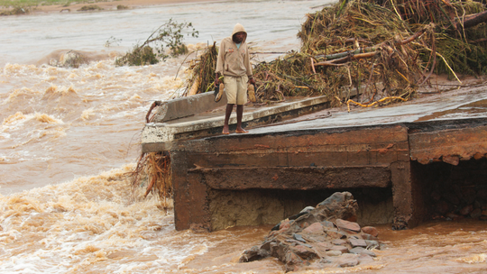 Aid agencies scramble to rescue people from Mozambique flood