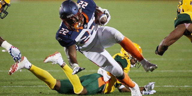 Orlando Apollos running back D'Ernest Johnson (22) carries against the Arizona Hotshots during an Alliance of American Football game in Orlando, Fla., on March 16, 2019. (Associated Press)
