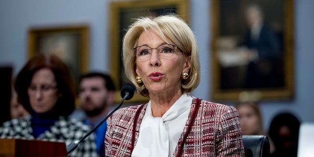 Education Secretary Betsy DeVos speaks during a House Appropriations subcommittee hearing on budget on Capitol Hill in Washington, 火曜日, 行進 26, 2019.