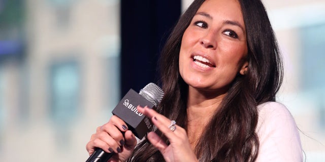 Kelli J. Bartlett, Artistic Director of Glamsquad, told Fox News that copying Gaines’ glowing, dewy look is “all about” embracing your features, and keeping things simple.