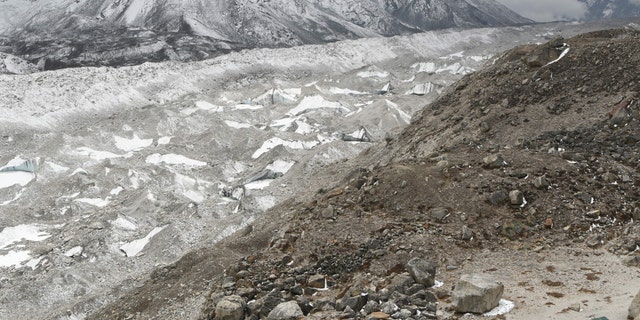 Melting Mount Everest Glaciers Reveal Dead Climbers Bodies Report 