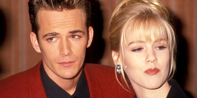 Luke Perry and Jennie Garth at the Nancy Susan Reynolds Awards in November 1991.