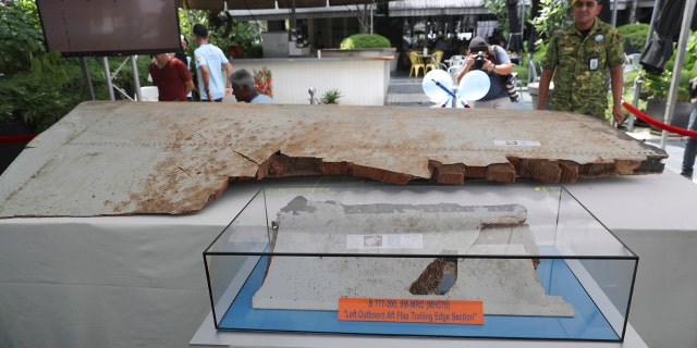 在马来西亚吉隆坡举行的MH370纪念日,2019年3月3日星期日,马来西亚航空公司MH370航班的碎片显示。三年前,波音777航班MH370航班在前一天失踪南海有239人在船上。 (美联社照片/ Vincent Thian)