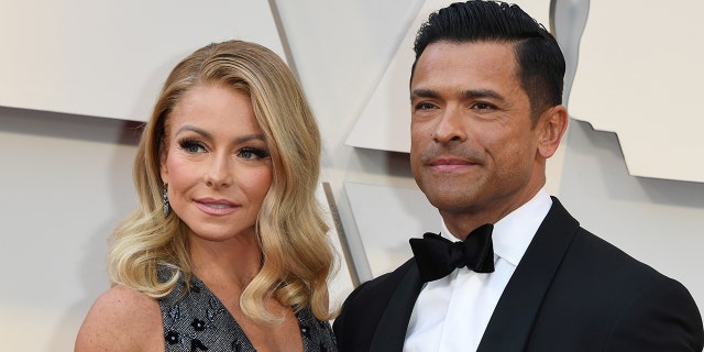 US television presenter Kelly Ripa (L) and her husband actor Mark Consuelos arrive for the 91st Annual Academy Awards at the Dolby Theatre in Hollywood, California on February 24, 2019. (Photo by Mark RALSTON / AFP) (Photo credit should read MARK RALSTON/AFP/Getty Images)