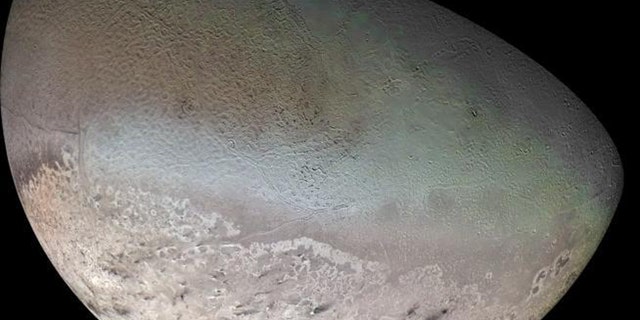 旅行者海王星2在飞越海王星系统时于1989年拍摄的特里顿全球彩色马赛克。 （来源：NASA / JPL / USGS）
