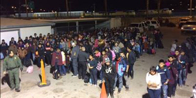 U.S. Border Patrol agents working in El Paso apprehended two large groups of illegal immigrants consisting of over 400 people within five minutes.