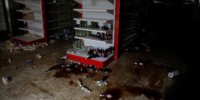 Damage is seen in a supermarket after it was looted during an ongoing blackout in Caracas, Venezuela March 10, 2019. REUTERS/Carlos Garcia Rawlins - RC194BE494F0