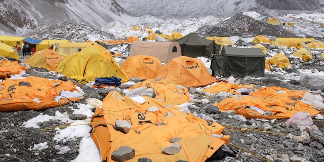 Melting Mount Everest Glaciers Reveal Dead Climbers Bodies Report