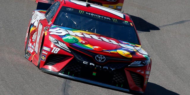 Kyle Busch (18) drives out of Turn 4 during the NASCAR Cup Series auto race at ISM Raceway, Sunday, March 10, 2019, in Avondale, Ariz. (AP Photo/Ralph Freso)