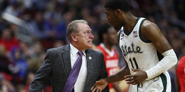 DES MOINES, IOWA - MARCH 21: Head coach Tom Izzo of the Michigan State Spartans glares at Aaron Henry #11 after a play during their game in the First Round of the NCAA Basketball Tournament against the Bradley Braves at Wells Fargo Arena on March 21, 2019 in Des Moines, Iowa. (Photo by Jamie Squire/Getty Images)