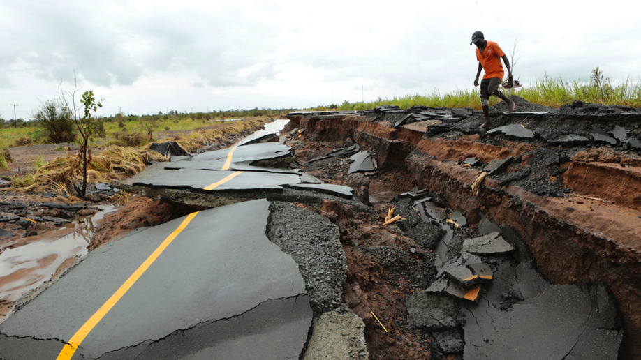 Hundreds of thousands homeless after cyclone in southern Africa Hundreds of thousands homeless after cyclone in southern Africa