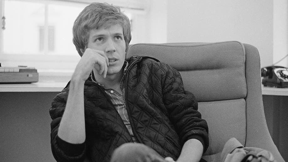 American singer-songwriter Scott Walker giving an interview, London, 11th November 1970. (Photo by Michael Putland/Getty Images)