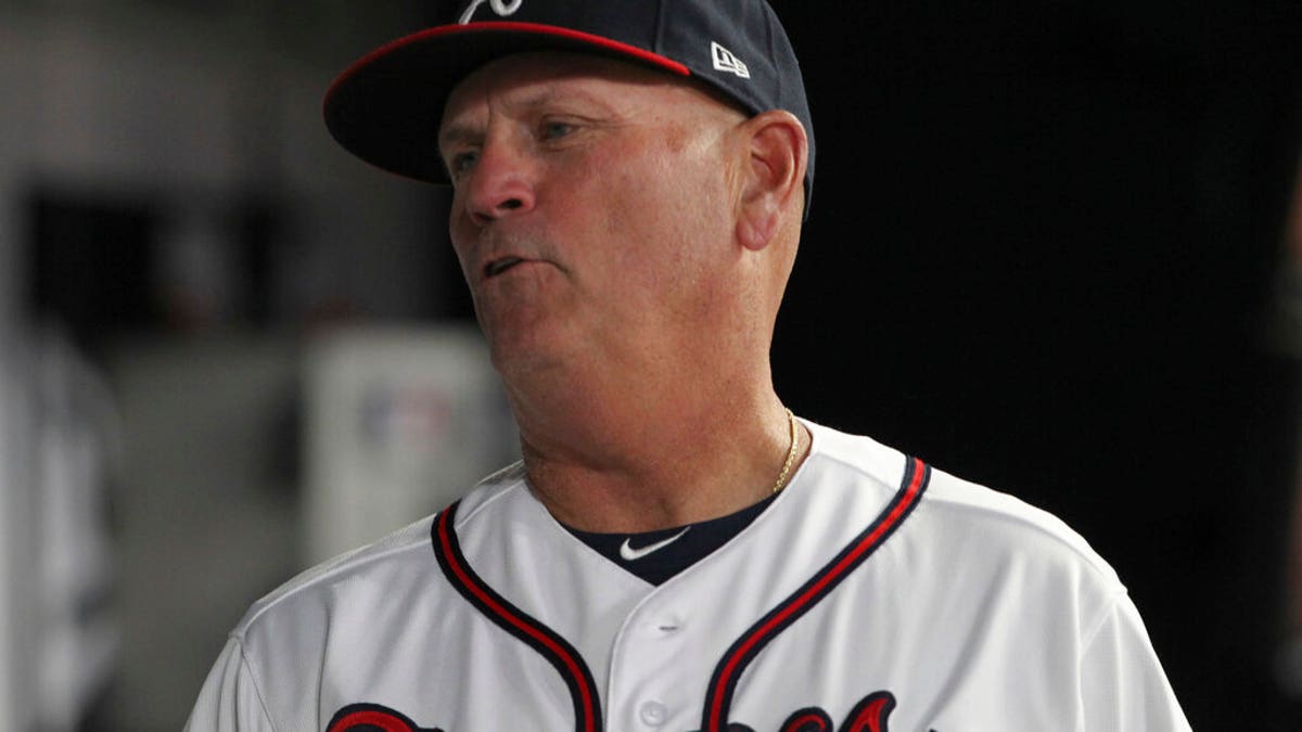 SEE IT: Foul ball hits Atlanta Braves manager in neck | Fox News