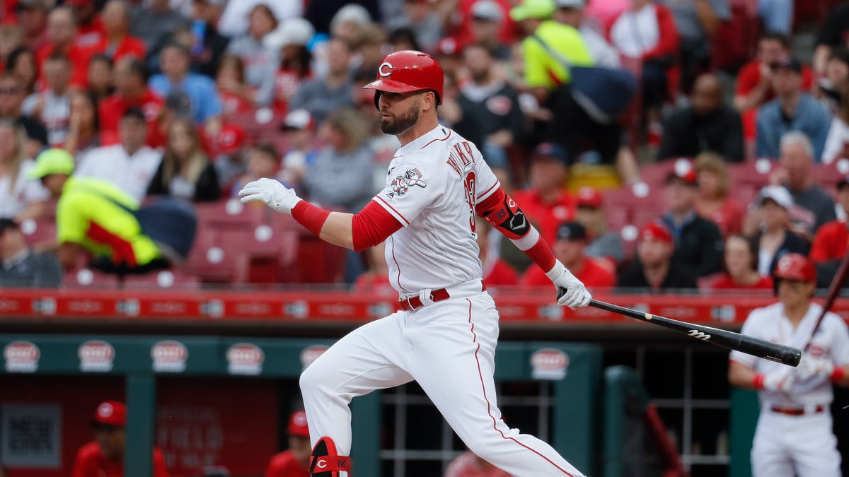 Fan video shows Cincinnati Reds' Jesse Winker learning of trade in outfield