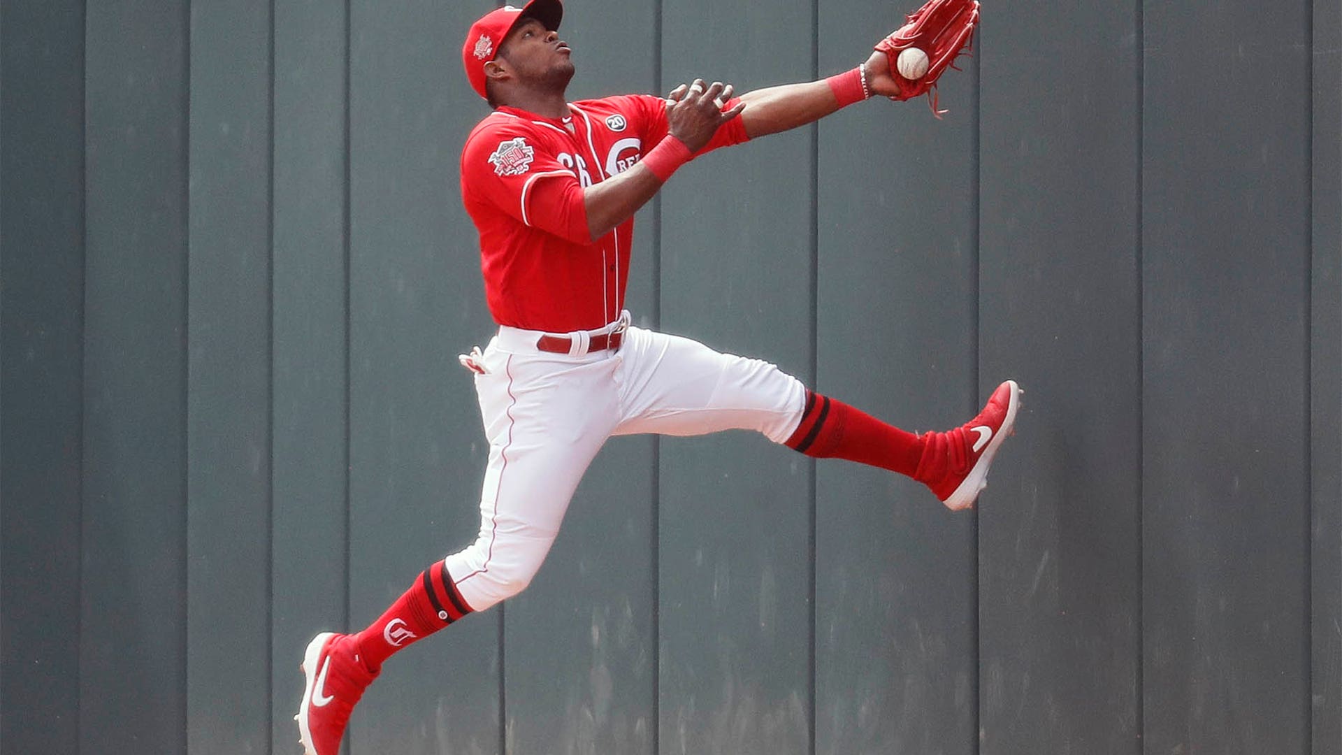 Cincinnati Reds right fielder Yasiel Puig catches a fly ball by Miami Marlins' Curtis Granderson in the first inning of a baseball game in Cincinnati, April 11, 2019. 