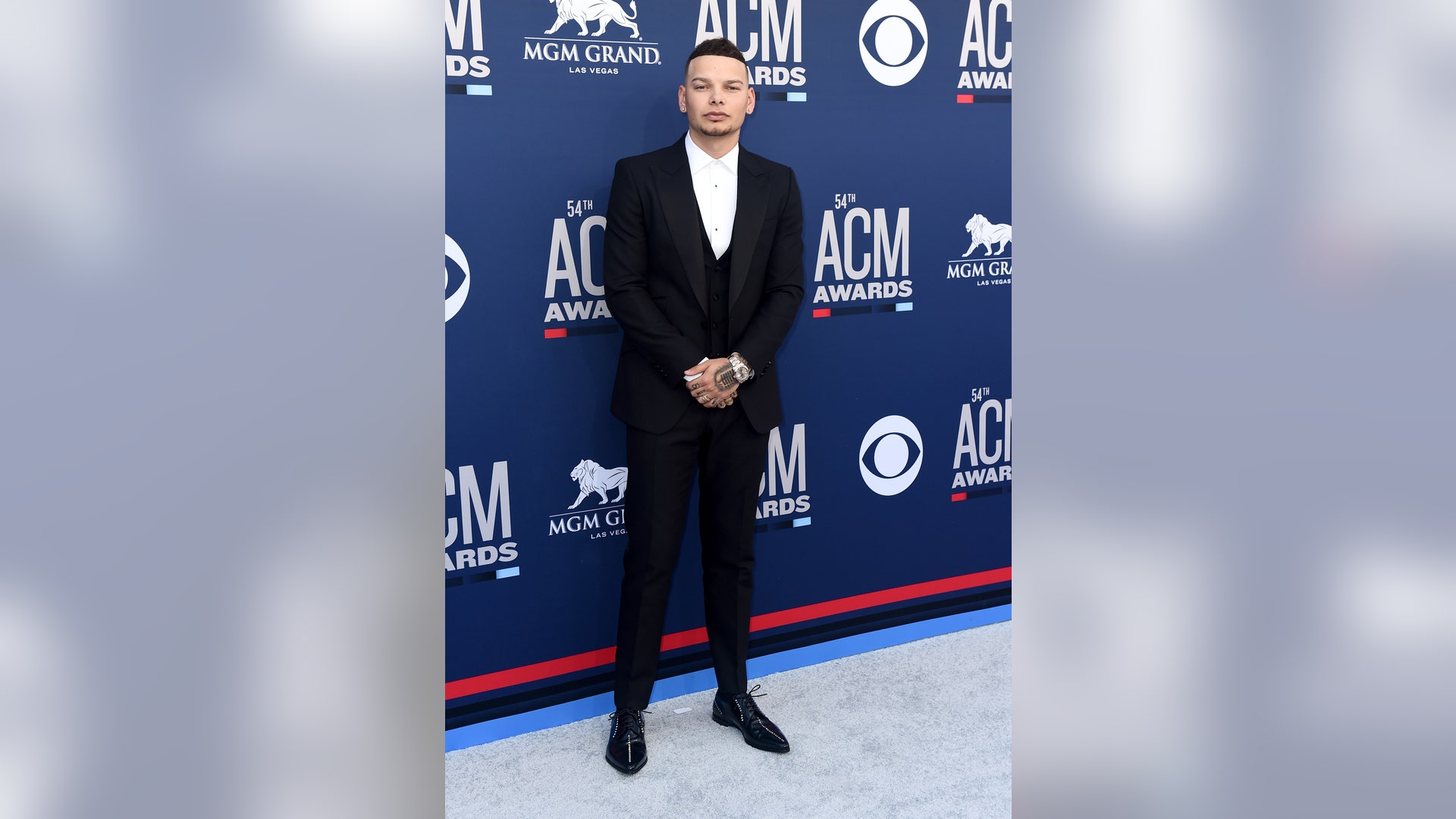 Kane Brown keeps it classic in a black suit.