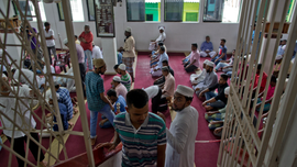 Sri Lanka Muslims brave militant threats for Friday prayers