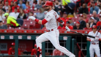 Cincinnati Reds outfielder Jesse Winker distracted by fan's nachos after making running catch