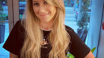 Anna Kournikova body-shamed for showing off post-pregnancy bikini body: video