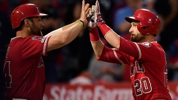 Los Angeles Angels’ Jonathan Lucroy, Kevan Smith botch home run high-five celebration