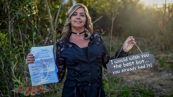 Woman celebrates divorce with 'divorced diva photo shoot,' says she hopes to empower others