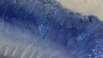 NASA captures Martian landslide in stunning pic