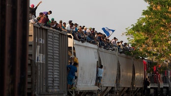 Border Patrol union chief blasts Congress over migrant caravans: 'What are you doing about it?'