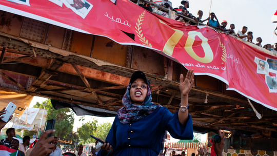 Volunteer doctors, cooks help Sudanese keep up protests