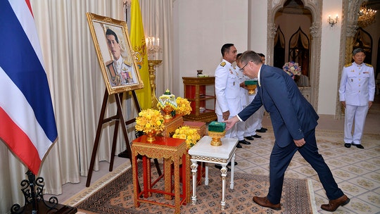 Australian doctors, cave divers honored in Thailand for helping rescue soccer team, coach