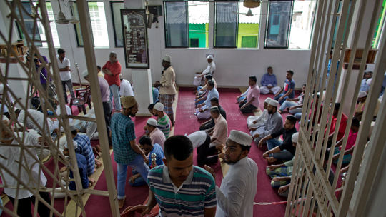 Sri Lanka Muslims brave militant threats for Friday prayers