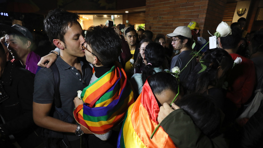 Colombians stage kiss-a-thon in support of LGBT rights