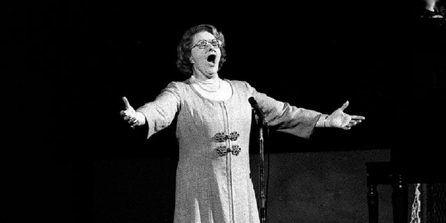 Kate Smith sings "God Bless America" ​​before an NHL playoff game against the New York Islanders and the Philadelphia Flyers in Philadelphia in 1975. (Associated Press)