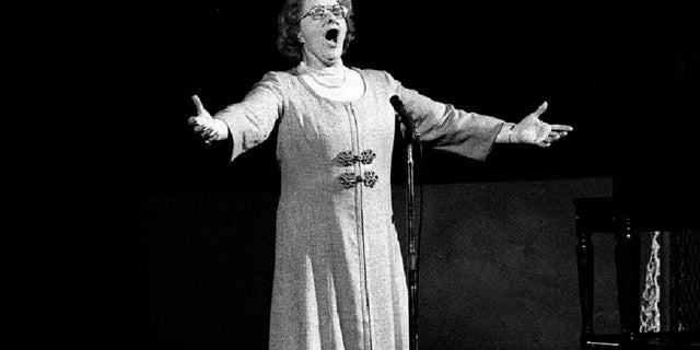 Kate Smith sings "God Bless America" ​​before an NHL playoff game against the New York Islanders and the Philadelphia Flyers in Philadelphia in 1975. (Associated Press)