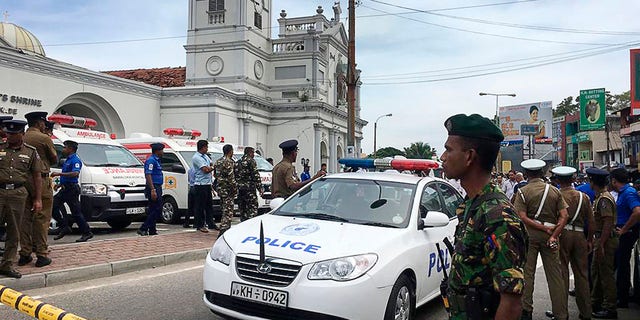 Soldados del Ejército de Sri Lanka aseguran el área alrededor del Santuario de San Antonio después de una explosión en Colombo, Sri Lanka, el domingo 21 de abril de 2019 (Foto AP / Eranga Jayawardena)