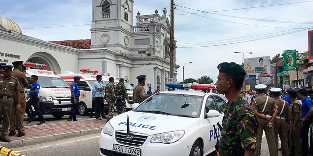 Soldados del Ejército de Sri Lanka aseguran el área alrededor del Santuario de San Antonio después de una explosión en Colombo, Sri Lanka, el domingo 21 de abril de 2019 (Foto AP / Eranga Jayawardena)