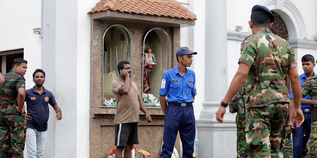 La gente se reúne afuera del Santuario de San Antonio donde ocurrió una explosión, en Colombo, Sri Lanka, el domingo 21 de abril de 2019. (Associated Press)