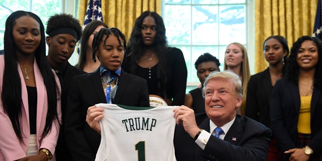 President Donald Trump waved a jersey that was presented to him as he welcomed the members of the Baylor Women's Basketball Team, NCAA Division 1 National Champions in 2019, to the Oval Office of the House. Blanche in Washington, Monday, April 29. , 2019. (AP Photo / Susan Walsh)