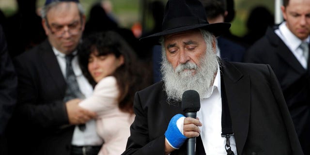 Rabbi Yisroel Goldstein previously described Lori Kaye a “pioneer, founding member” of the congregation.