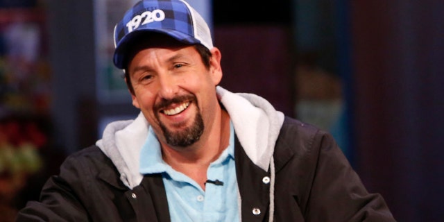 Adam Sandler se reunió con un empleado de IHOP que se volvió viral debido a su video.