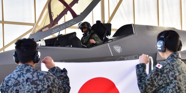 El piloto representante nacional del F-35 de la Fuerza Aérea de Autodefensa de Japón se sienta en la cabina de uno de los tres F-35 en el área de la rampa de la 944th Fighter Wing.