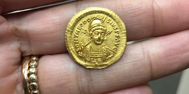 The coin, which bears the image of Byzantine Emperor Theodosius II. (Photograph Nir Distelfeld, Israel Antiquities Authority)