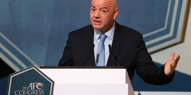 Prezident FIFA Gianni Infantino prednesie prejav počas 29. kongresu ázijskej futbalovej konfederácie v Kuala Lumpur, Malajzia, v sobotu 6. apríla 2019 (AP Photo/Vincent Thian)