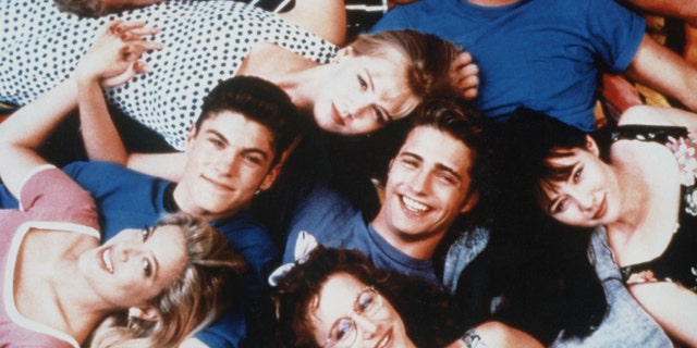 La distribution de 'Beverly Hills, 90210' est photographiée ici : Tori Spelling, Brian Austin Green, Ian Ziering, Jennie Garth, Jason Priestley, Gabrielle Carteris, feu Luke Perry et Shannen Doherty,