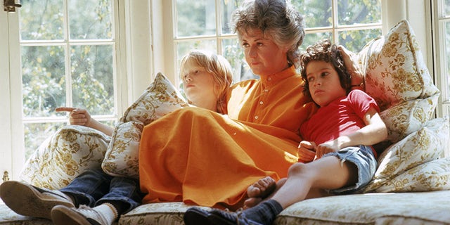 Bea Arthur and family poise for a mural during her California plantation in 1972. (Photo by Martin Mills/Getty Images)