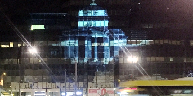 15 April 2018, Warsaw, Poland: To commemorate the anniversary of the Warsaw ghetto uprising, polish Artist, Gabi von Seltmann projects a photo of the great Synagogue of Warsaw, on its former location, that now has become a glass Sky Scraper. The synagogue was blown up by the Nazis in 1943.