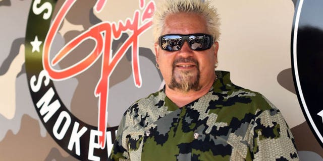 Guy Fieri于2019年4月26日在加利福尼亚州Indio参加2019年的Empire Polo Field驿马节。 (摄影:Matt Winkelmeyer / Getty Images for Stagecoach)