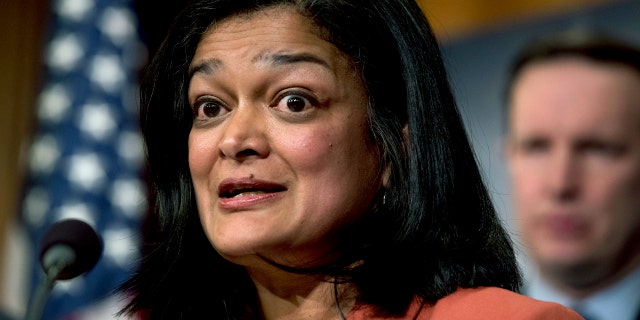 La représentante Pramila Jayapal, D-Wash, s'exprime sur Capitol Hill à Washington, le 30 janvier 2019. (Associated Press)