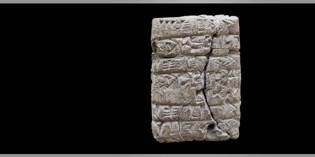 The first of the cuneiform tablets discovered during the Kunara excavation. The tablet records the delivery of different types of flour. (A. Tenu / Mission archéologique française du Peramagron)