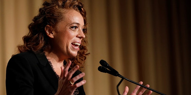 Comedian Michelle Wolf performs at the White House Correspondents' Association dinner in Washington, U.S., April 28, 2018. REUTERS/Aaron P. Bernstein - RC155E568A20